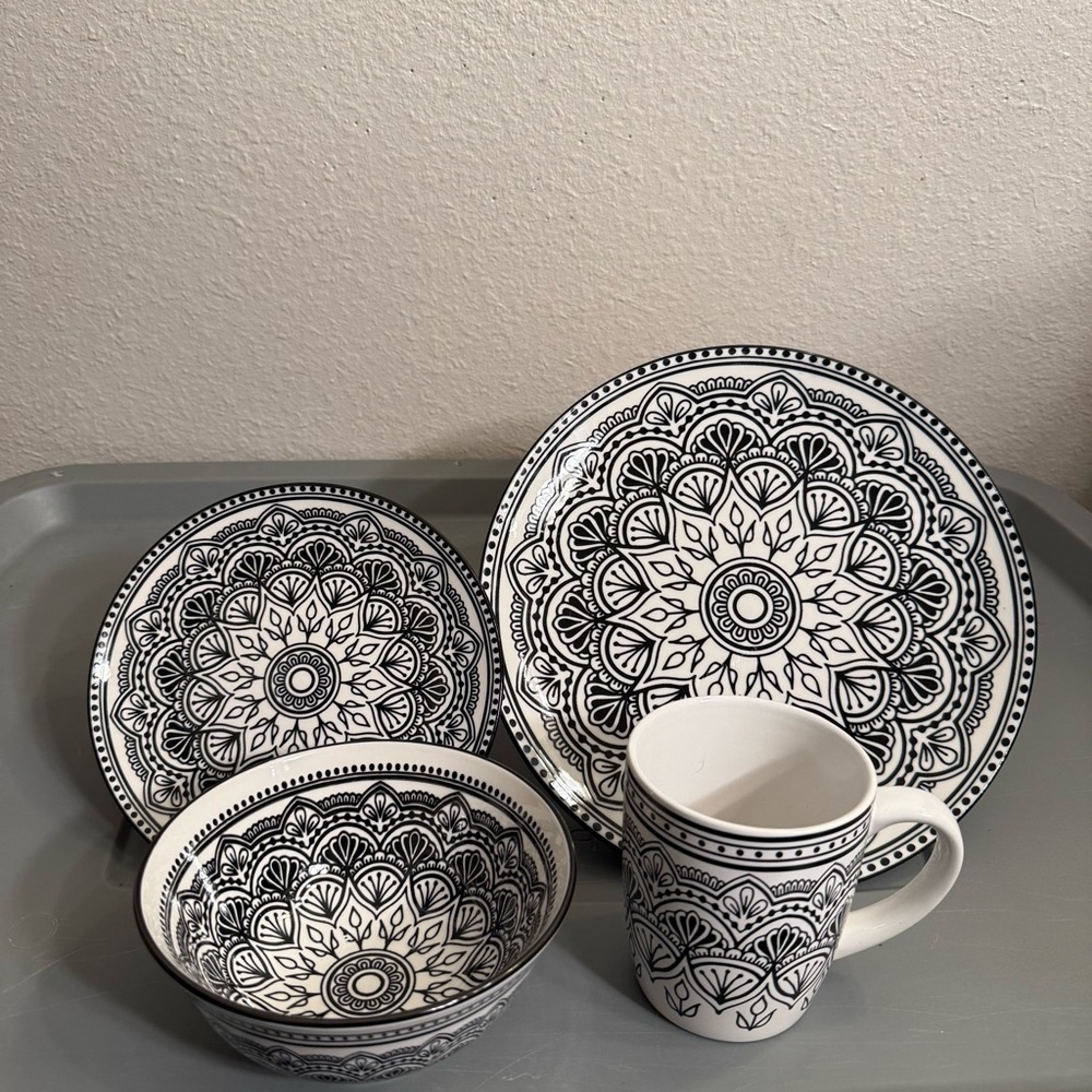 Royal Norfolk Black and White Dinnerware 4 Pcs Set